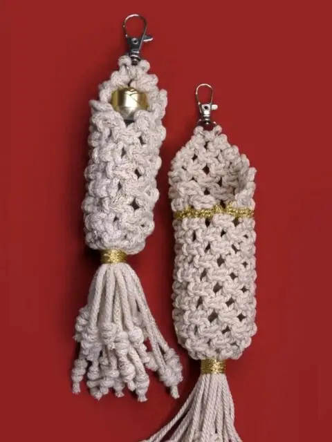Learn how to make a beautiful and practical macrame lipstick case that doubles as a keychain and mini perfume bag! 💄 New tutorial on my YouTube channel: Macrame School 👉 Link in Bio. This project is perfect for beginners and is great for adding a handmade touch to your style. #lipsticklover #macrame #keychain