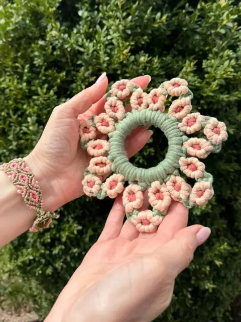 Learn how to create a Flower knot circle / New tutorial on my Youtube channel: Macrame School – Link in Bio. Macrame Daisy pattern for edges – This tutorial is perfect for beginners and anyone looking to add a decorative floral edge to their macrame projects. #macrameflower #macramedecor #macrame