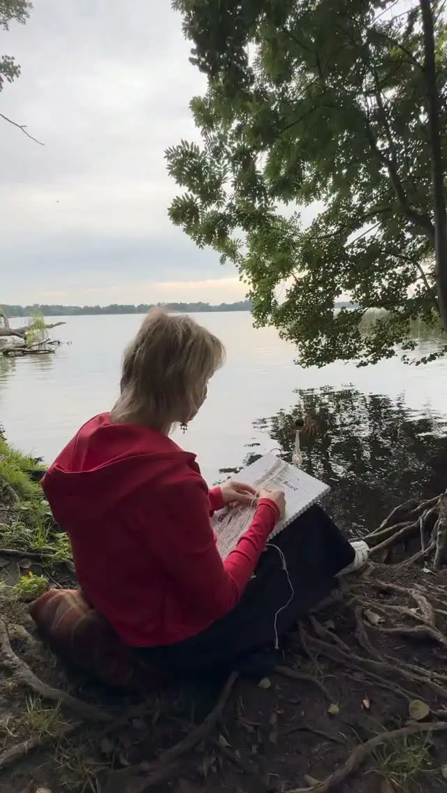 Making macrame lanterns by the lake, great atmosphere, birds singing and water rippling 👋😘 . . #macrame #macrameschool #lanterns #craftsman