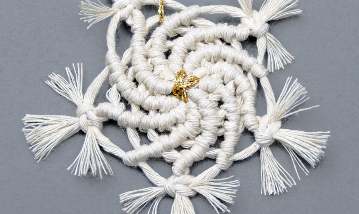 DIY MACRAMÉ CHRISTMAS ORNAMENT