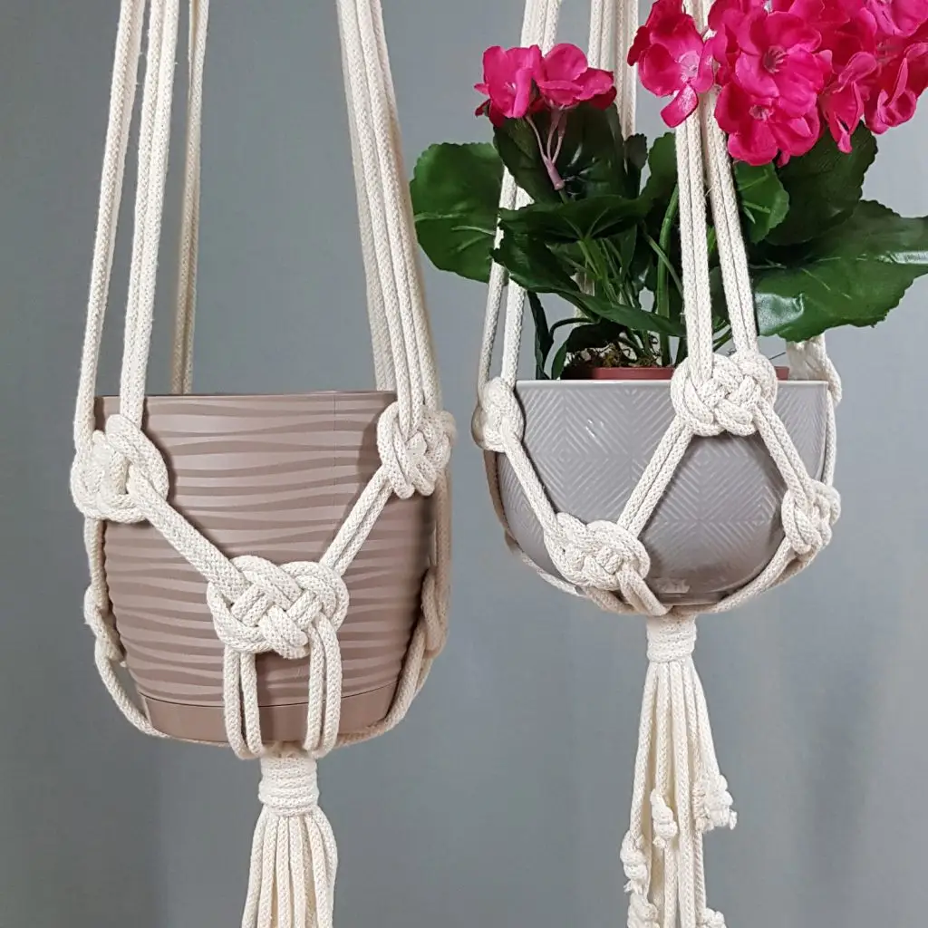 Plant hanger with Josephine knot