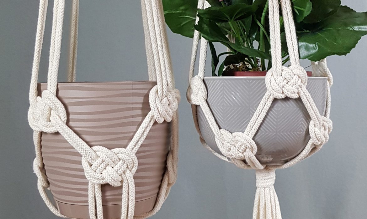 Plant hanger with Josephine knot