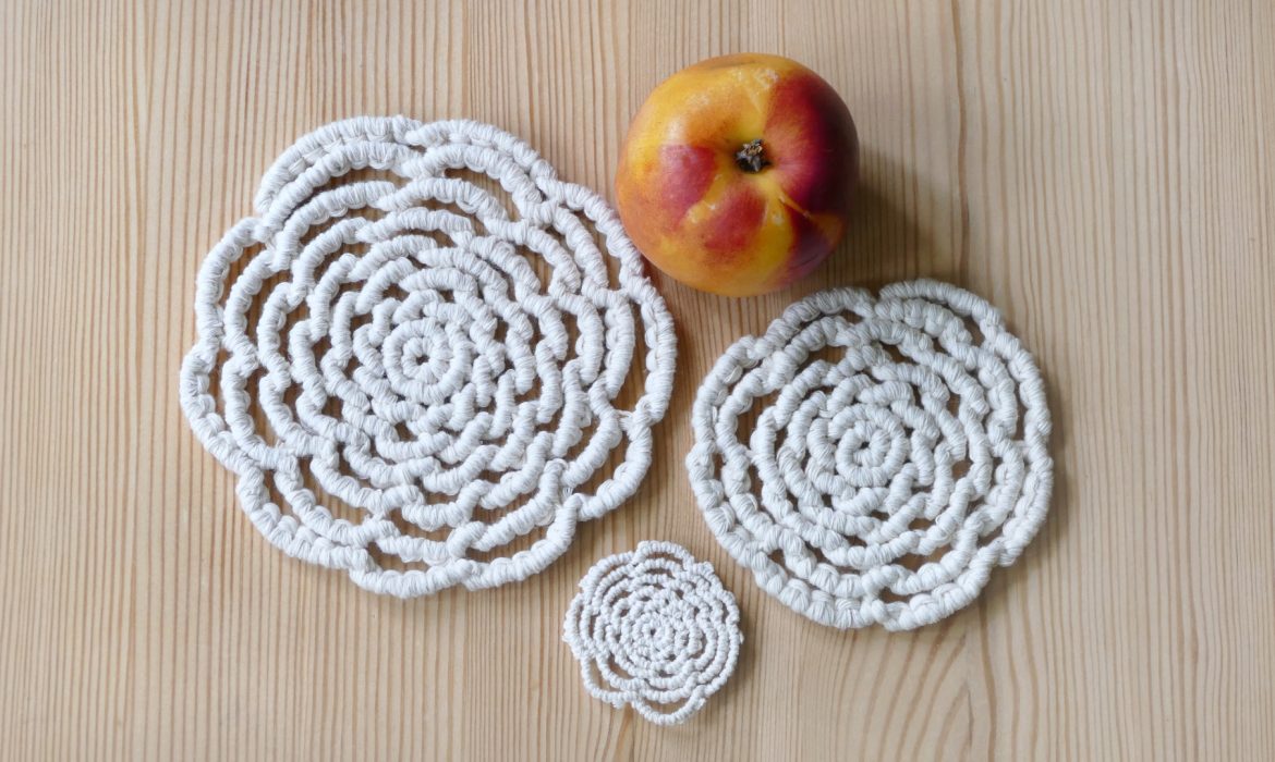 ROUND MACRAME FLOWER COASTERS