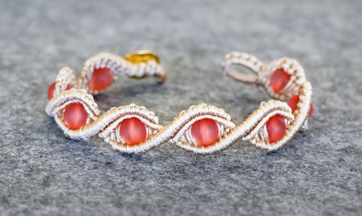 Wavy Macrame Eye Bracelet