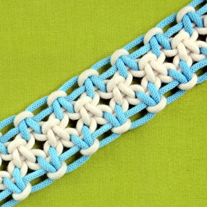 Square knot variations with eight strings