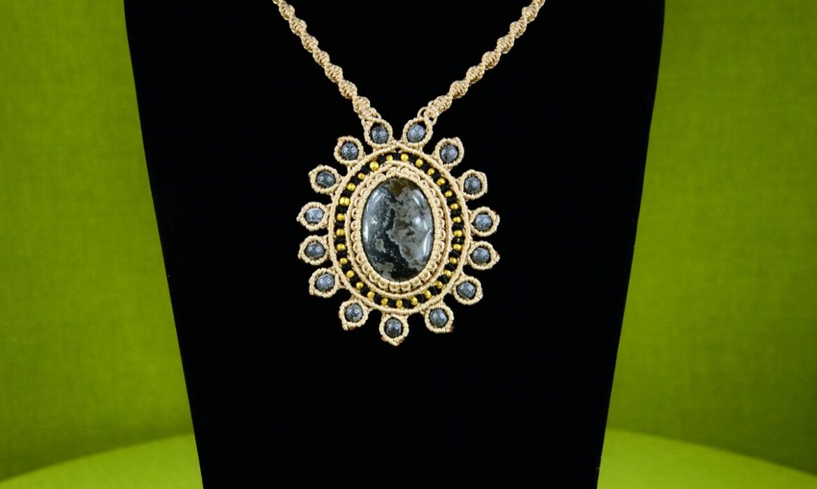 Macrame Pendant – Necklace with Gemstone