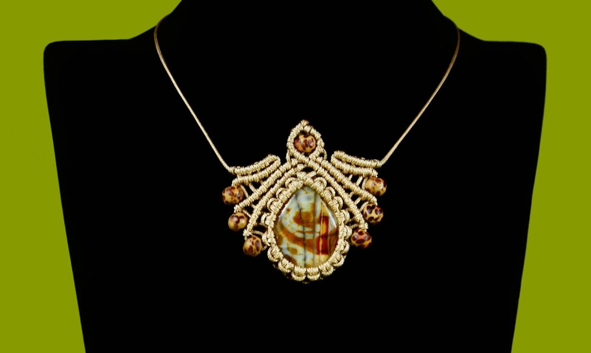 Macramé Necklace – Pendant with Gemstone
