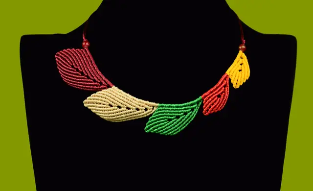 Macrame leaf necklace